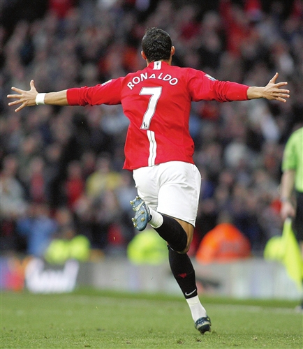 新春走基层丨寒冬时节网球场上人气足.